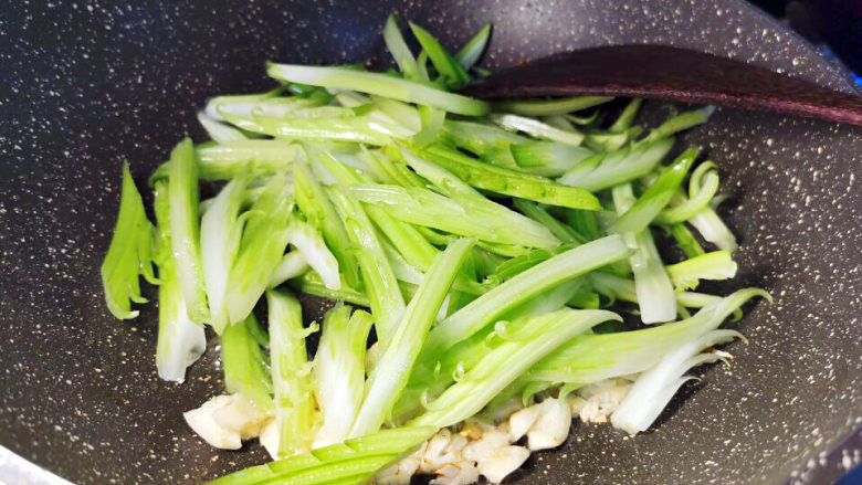 西芹炒香干,蒜爆香,下西芹