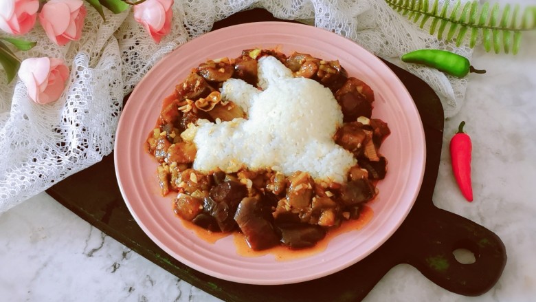 鱼香茄子盖饭,放入炒好的鱼香茄子,一份可口的鱼香茄子盖饭就做好了。