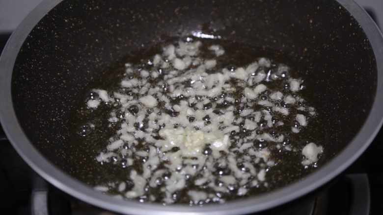 西芹炒香干,锅里烧热油,爆香蒜末