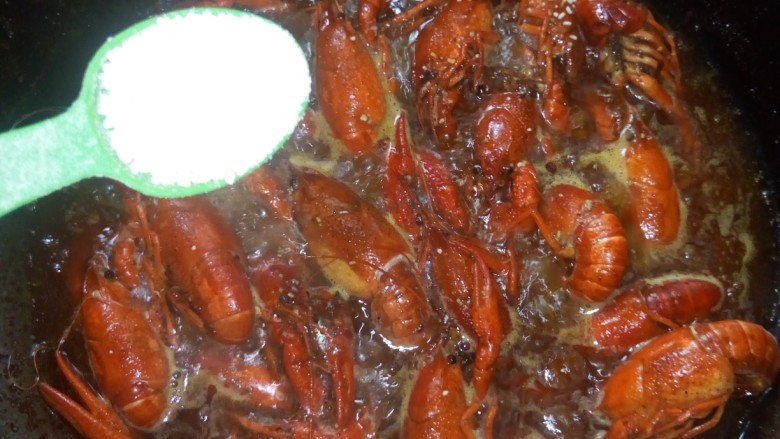 香辣小龙虾,加鸡精,烧至香味溢出关火。