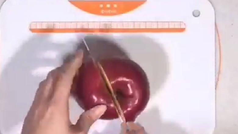 玫瑰花苹果派,苹果洗干净切成两半。