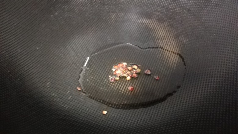 凉拌莴笋丝,起锅烧油,油热后放入花椒煸香