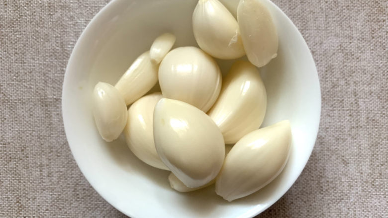 豆角、土豆、番茄焖面,准备一些蒜瓣