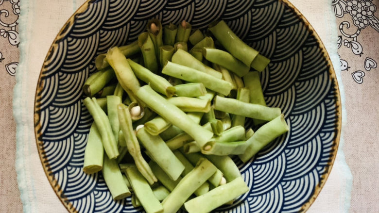 豆角、土豆、番茄焖面,<a style='color:red;display:inline-block;' href='/shicai/ 3639'>豆角</a>洗干净,手掰成寸断。