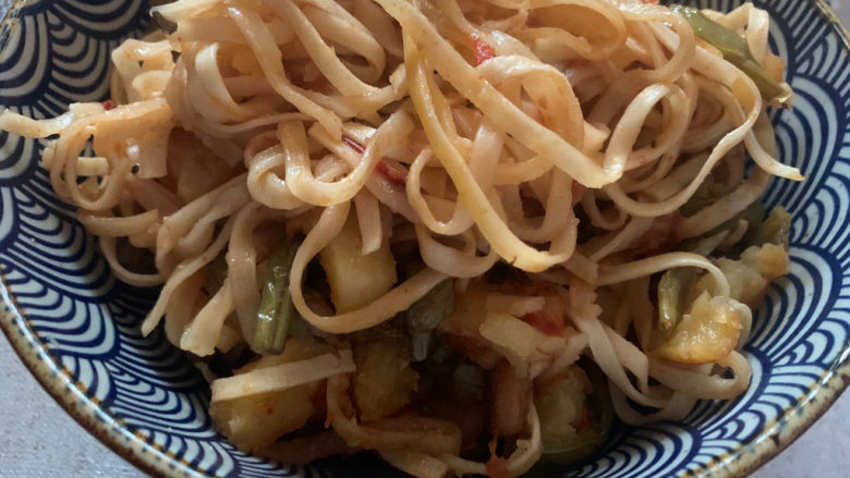 豆角、土豆、番茄焖面,继续焖几分钟,关火,再焖几分钟开锅,把面条和菜搅拌均匀,美味的焖面即可食用啦。喜欢吃肉的朋友可以放入一些猪肉,味道更加鲜香。