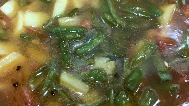 豆角、土豆、番茄焖面,放入生抽和盐翻炒之后,加入水,和菜齐平就好。