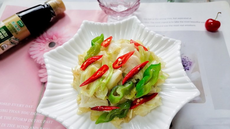 双椒手撕包菜,拍上成品图,一道美味又下饭的双椒手撕包菜就完成了。