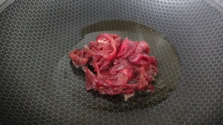 牛肉炒笋片,下入腌好牛肉片