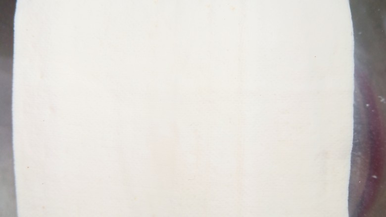 皮蛋豆腐汤,1.清水中加入适量食盐，放入一块儿<a style='color:red;display:inline-block;' href='/shicai/ 465'>豆腐</a>浸泡一会儿，能有效的去除豆腥味儿。