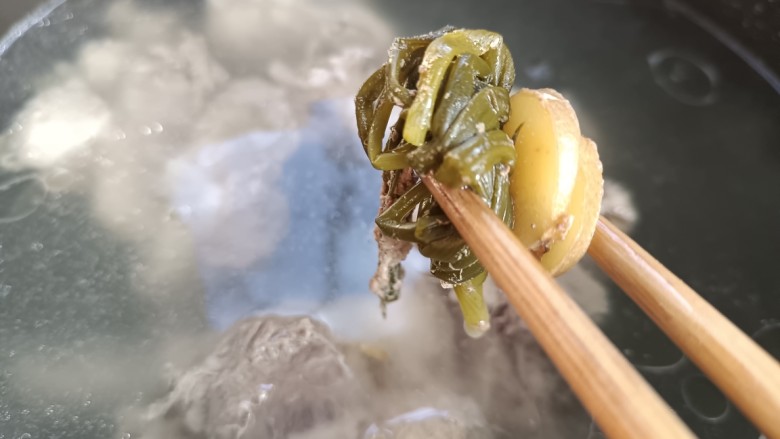 棒骨萝卜汤,1小时后夹出姜片和葱结,丢弃