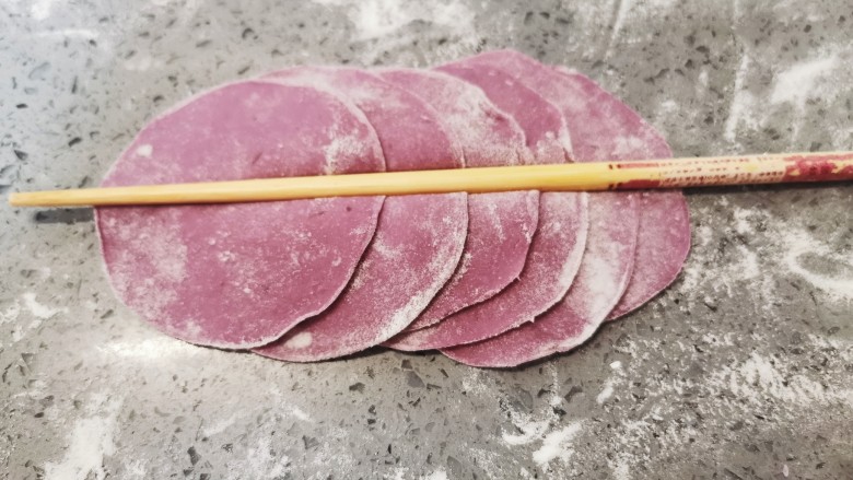 花朵馒头,6个一组排起来,用筷子压一个痕迹