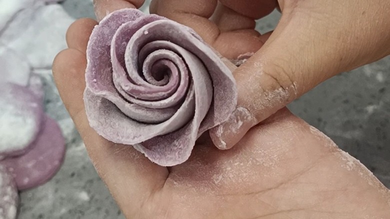 花朵馒头,用手整理一下样子