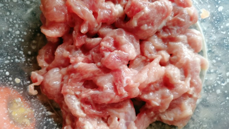 双椒手撕包菜,<a style='color:red;display:inline-block;' href='/shicai/ 414'>猪肉</a>把它切薄片加入淀粉,食用盐,食用油抓拌均匀腌制一会