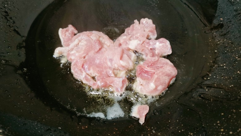 双椒手撕包菜,锅里热油,把腌好的猪肉放下去