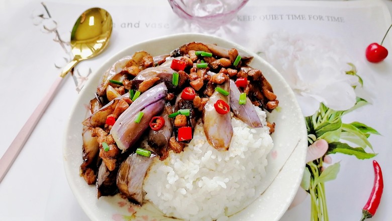 鱼香茄子盖饭,将鱼香茄子盖在米饭上，一道美味又下饭的鱼香茄子盖饭就完成了。