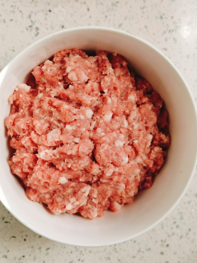 饺子馅儿,<a style='color:red;display:inline-block;' href='/shicai/ 6081'>肉</a>剁碎末;