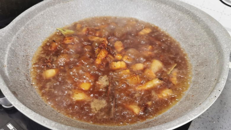 香菇卤肉饭,大火煮沸