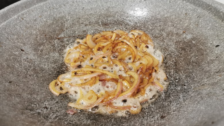 香菇卤肉饭,煸炒至洋葱变软,变色,有金边为止