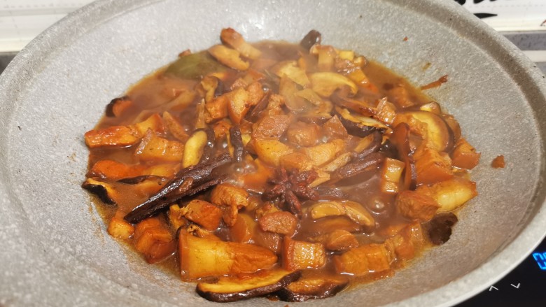 香菇卤肉饭,搅拌均匀,大火收一下汤汁即可