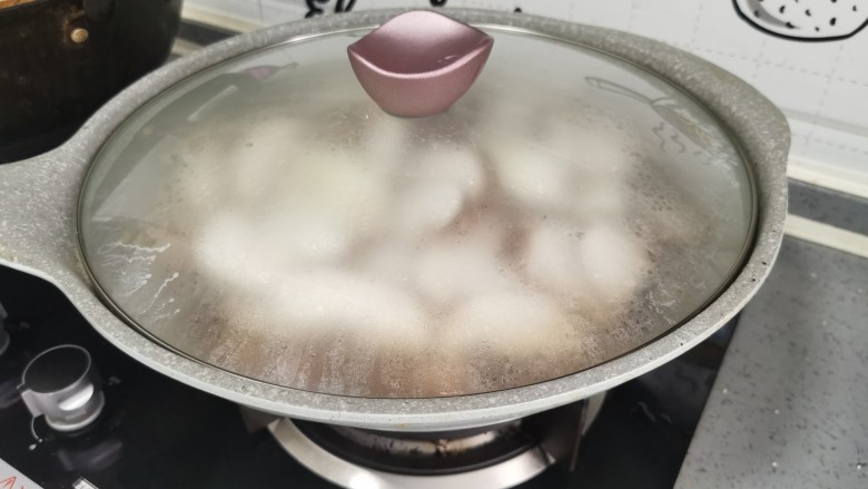 香菇卤肉饭,盖上盖子,小火焖煮1小时