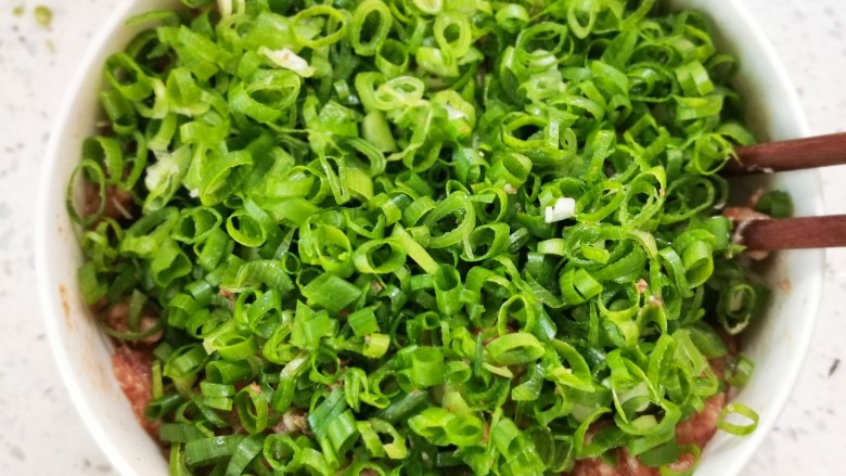 饺子馅儿,切适量葱花放入,刀距细、小为宜;