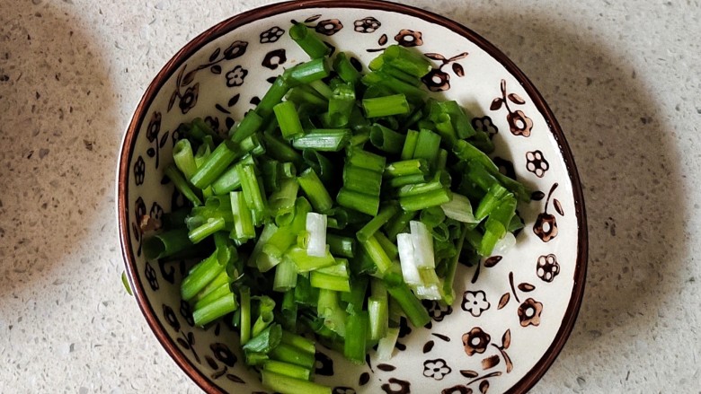 鸡丝凉面,切好葱花