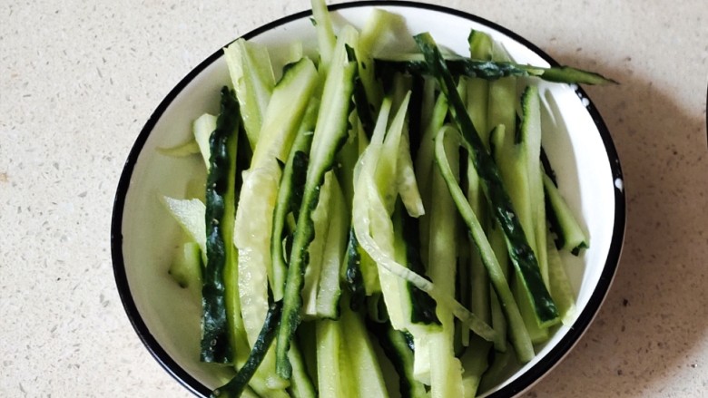 鸡丝凉面,在为了节约时间，煮鸡胸肉的时间开始准备配料配料黄瓜切丝~