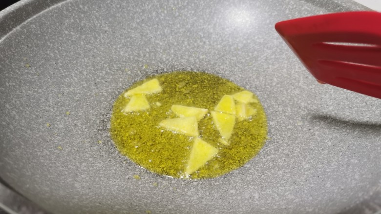 菠萝炒鸡,起锅烧油,爆香姜片