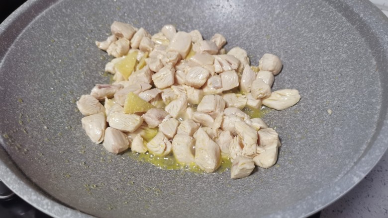 菠萝炒鸡,快去翻炒至变色断生