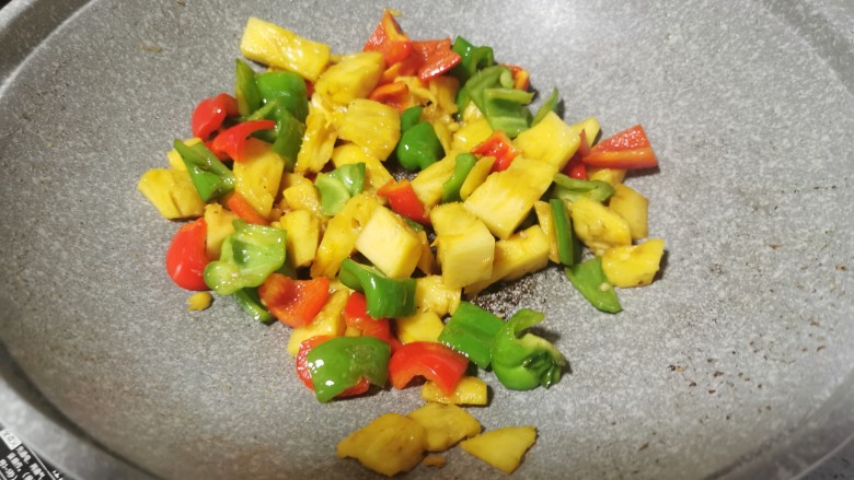 菠萝炒鸡,快速翻炒均匀,刚才放盐也是为了让菠萝吸味
