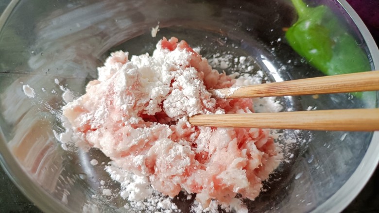鱼香茄子盖饭,肉末中加<a style='color:red;display:inline-block;' href='/shicai/ 718'><a style='color:red;display:inline-block;' href='/shicai/ 718'>料酒</a></a>和淀粉抓匀,腌制备用。