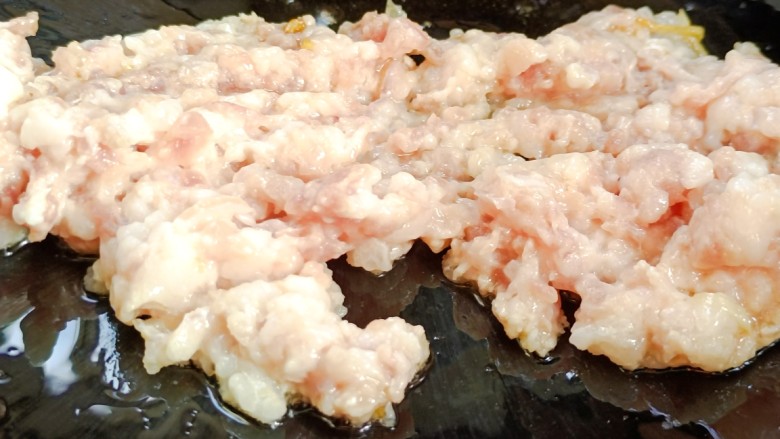 鱼香茄子盖饭,起锅放少许油,放入肉末炒香