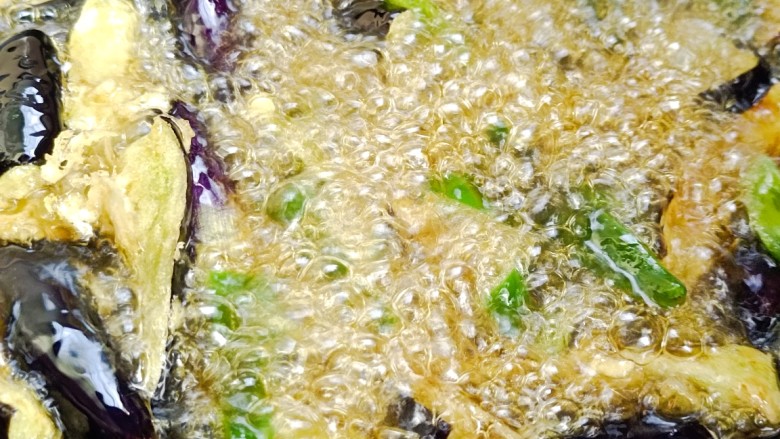 鱼香茄子盖饭,加入青椒!炸至茄子金黄色