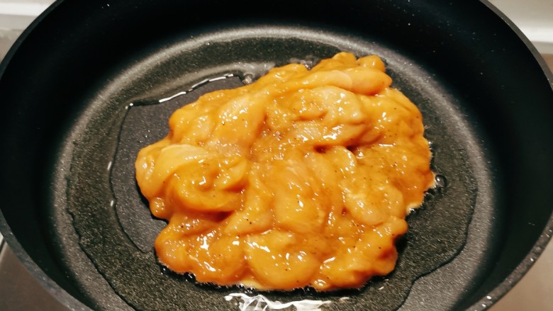 菠萝炒鸡,起油锅放入食用油,油热后放入腌制好的鸡肉翻炒。