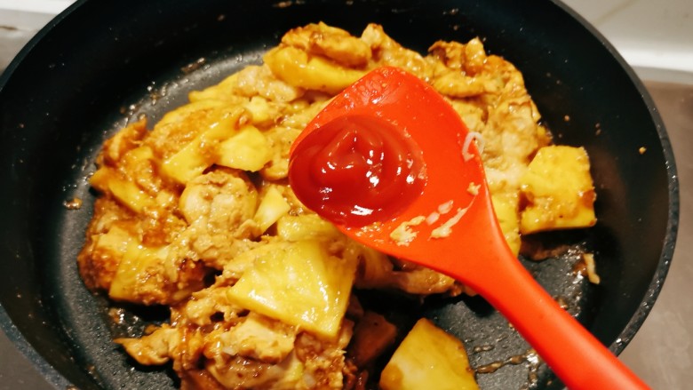 菠萝炒鸡,放入<a style='color:red;display:inline-block;' href='/shicai/ 753'>番茄沙司</a>。