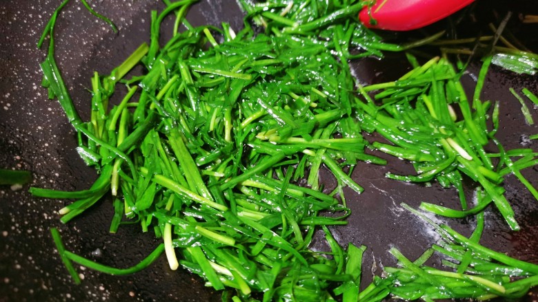 干捞粉丝,热锅烧油,下入韭菜炒软