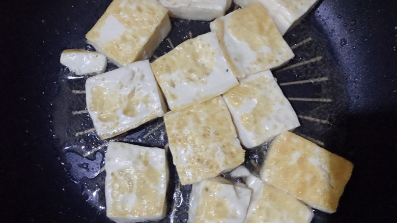 椒盐豆腐,反复几次,煎至两面金黄