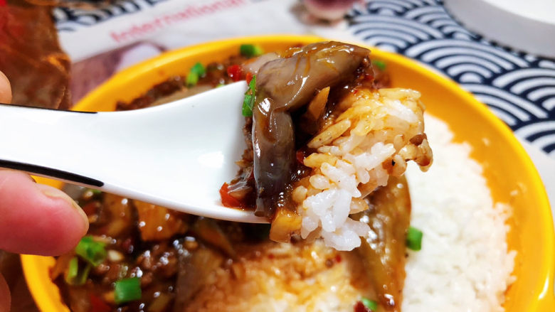 鱼香茄子盖饭,软嫩的茄子吸满了汤汁,咸鲜微辣,鱼香浓郁,伴着米饭,无敌了,喜欢的小伙伴赶紧来试试吧😄