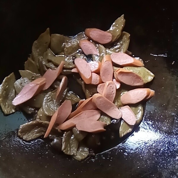 腊肠彩椒炒豆页,放入腊肠大火翻炒。