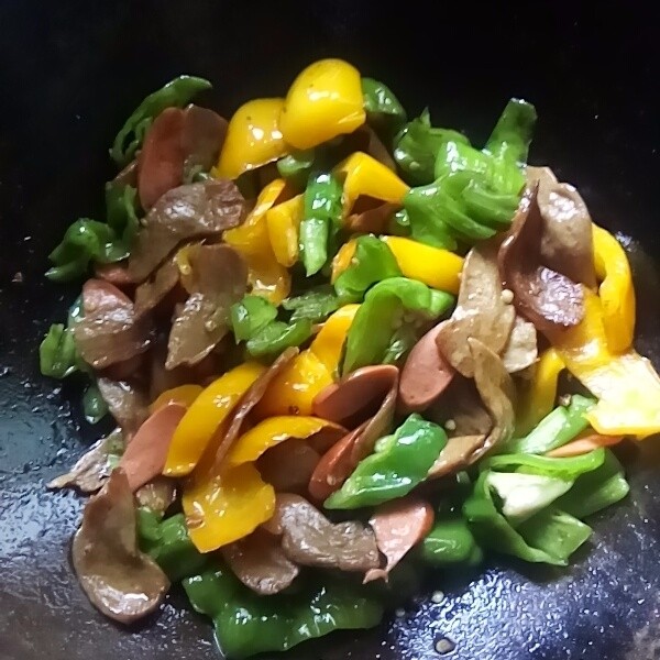 腊肠彩椒炒豆页,加盐,翻炒均匀后关火。
