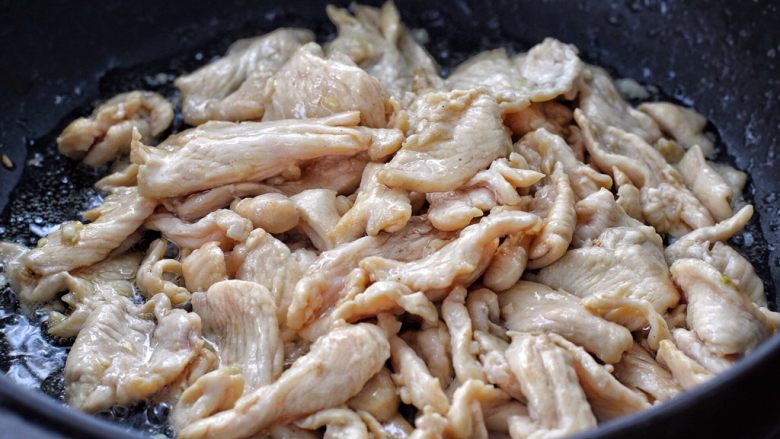 菠萝炒鸡,然后放入腌制好的鸡肉,滑炒至发白断生状态盛出。