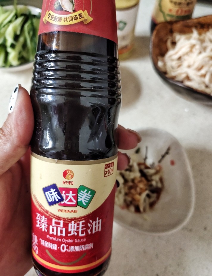 鸡丝凉面,加入蚝油