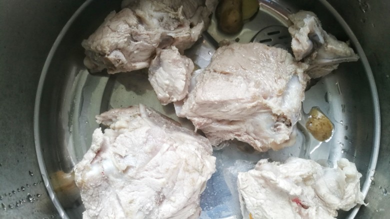 胡萝卜筒骨汤,筒子骨放入锅中,