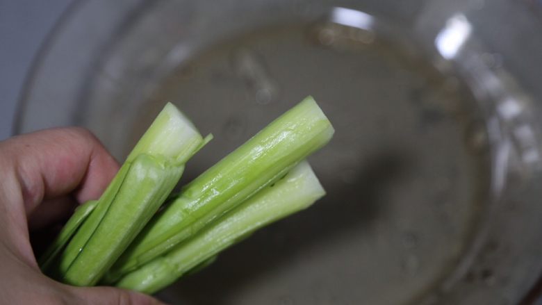 青菜鸡蛋面,清洗干净后捞出,撕掉根部的老皮