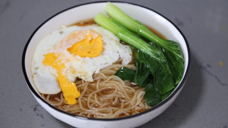 青菜鸡蛋面,再摆上青菜即可