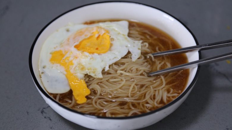 青菜鸡蛋面,摆上煎蛋