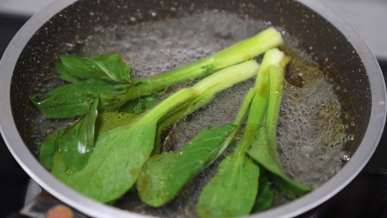 青菜鸡蛋面,再放入青菜,烫熟后捞出