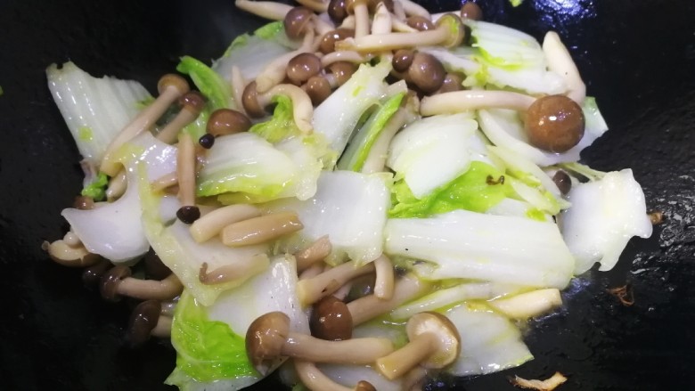 白菜炒蘑菇,急火翻炒一分钟,炒香蟹味菇,把白菜帮的水气炒掉些。