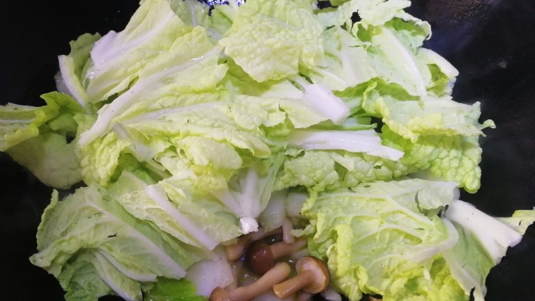 白菜炒蘑菇,放入绿菜叶子,急火翻炒均匀。