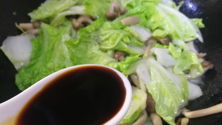 白菜炒蘑菇,菜叶变软加<a style='color:red;display:inline-block;' href='/shicai/ 788'>生抽</a>,急火炒匀提鲜。
